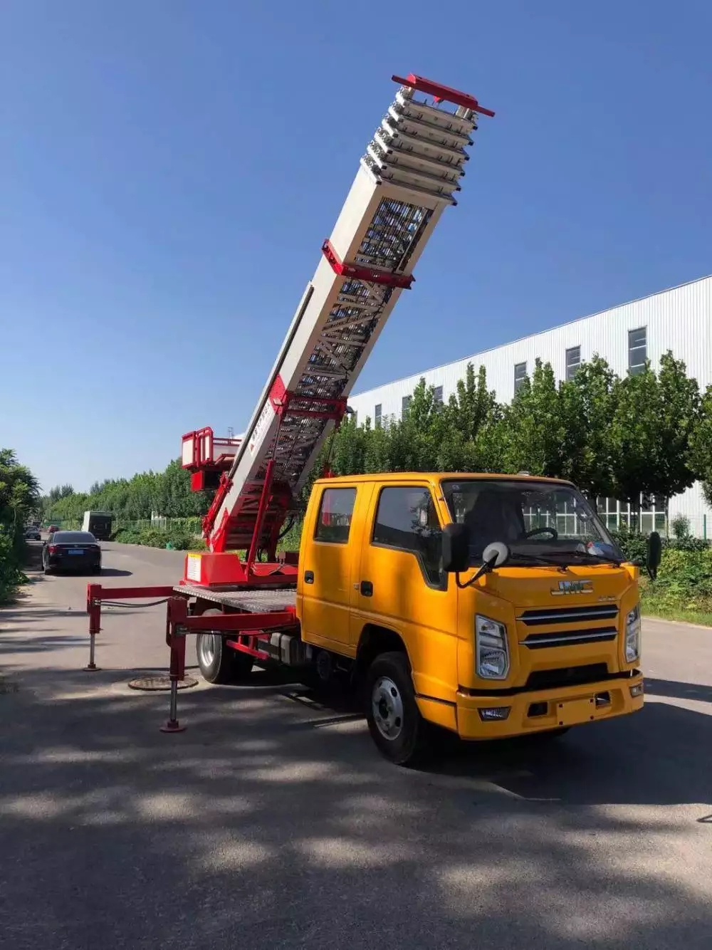 防城港附近的云梯车出租服务：轻松解决高空作业需求