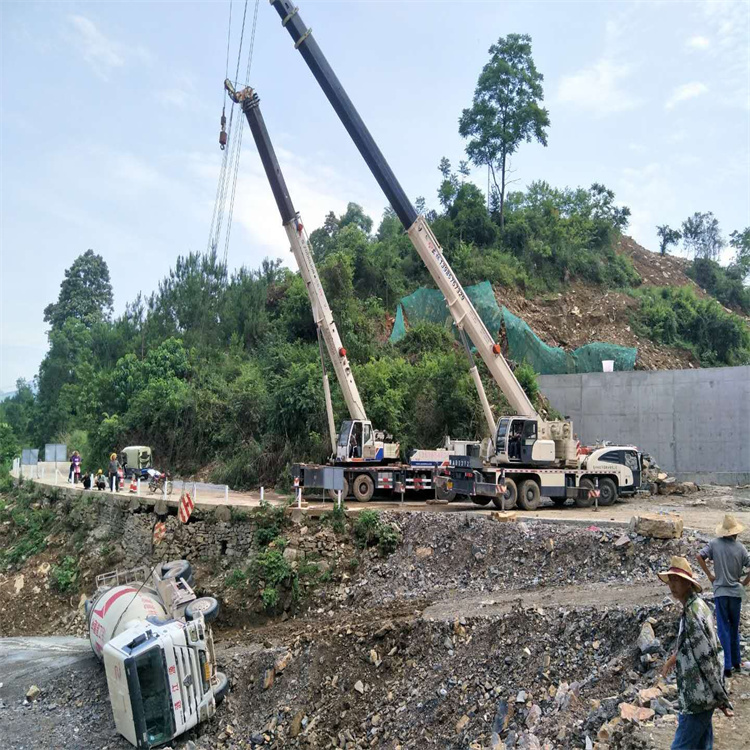 防城港汽车掉沟里叫吊车救援要多少钱